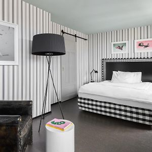 Großes Zimmer mit Kingsize-Bett