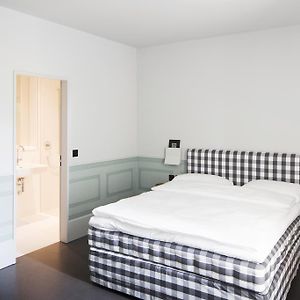 Mittelgroßes Zimmer mit Kingsize-Bett
